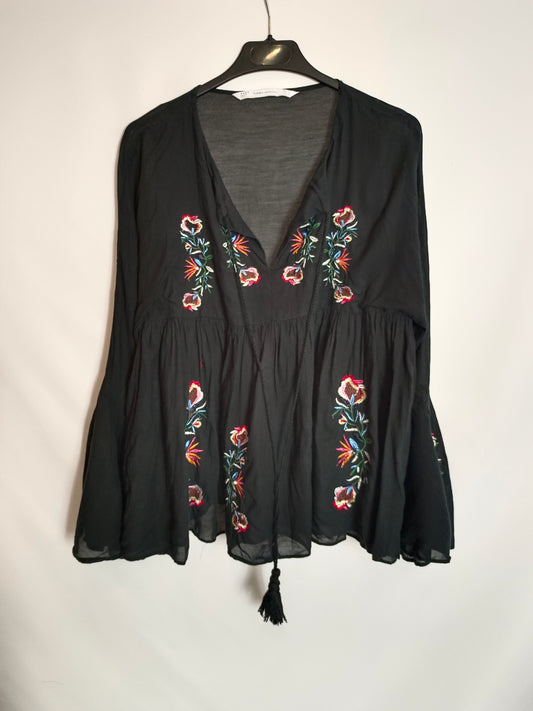ZARA. Black embroidered blouse T.xs