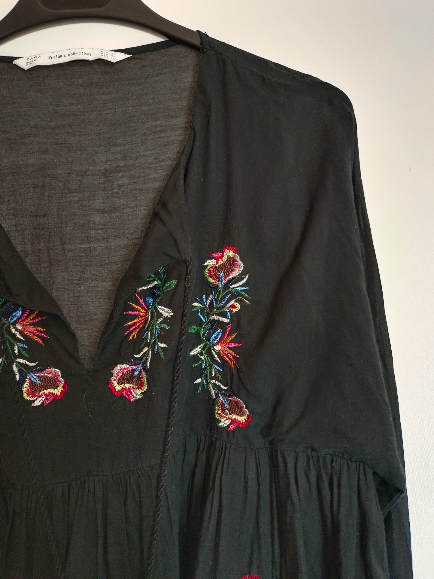 ZARA. Black embroidered blouse T.xs