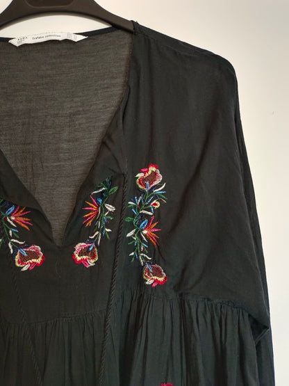 ZARA. Black embroidered blouse T.xs