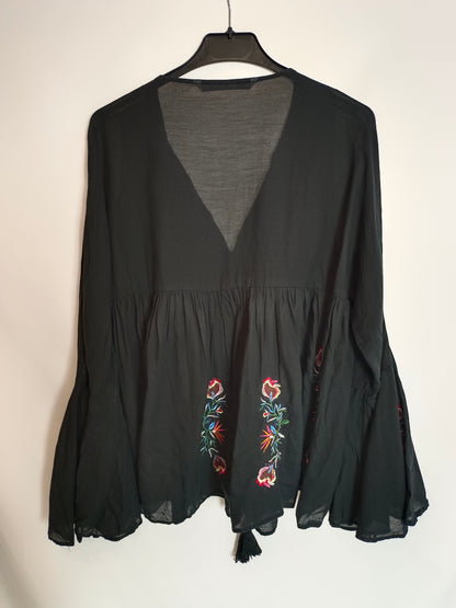 ZARA. Black embroidered blouse T.xs