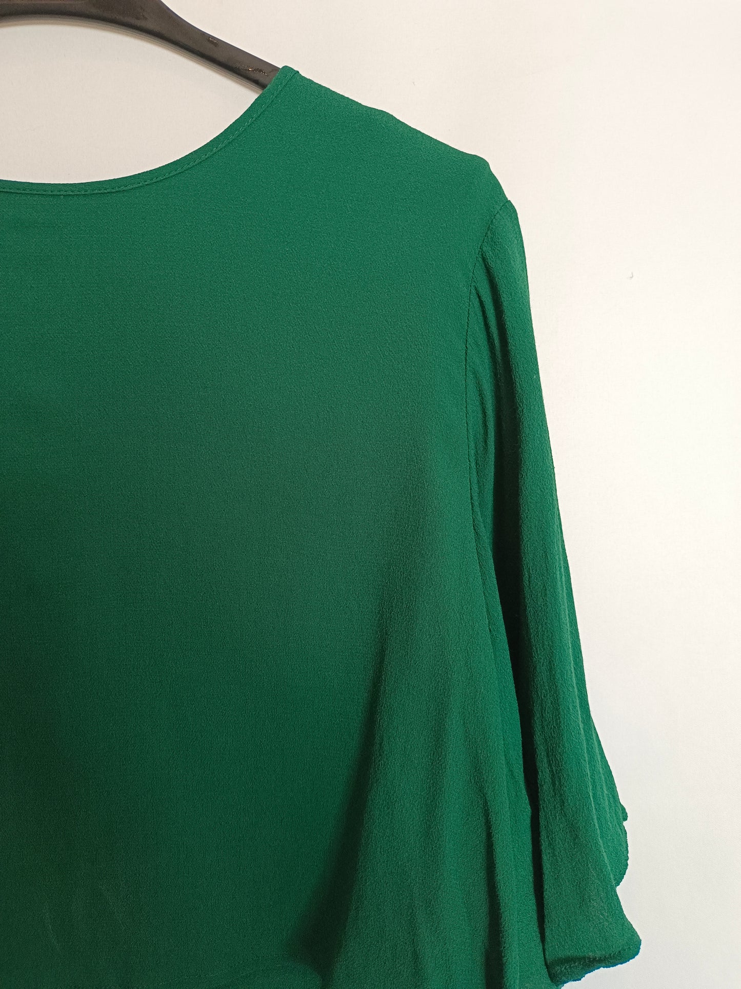 ZARA. Blusa verde volante T.s