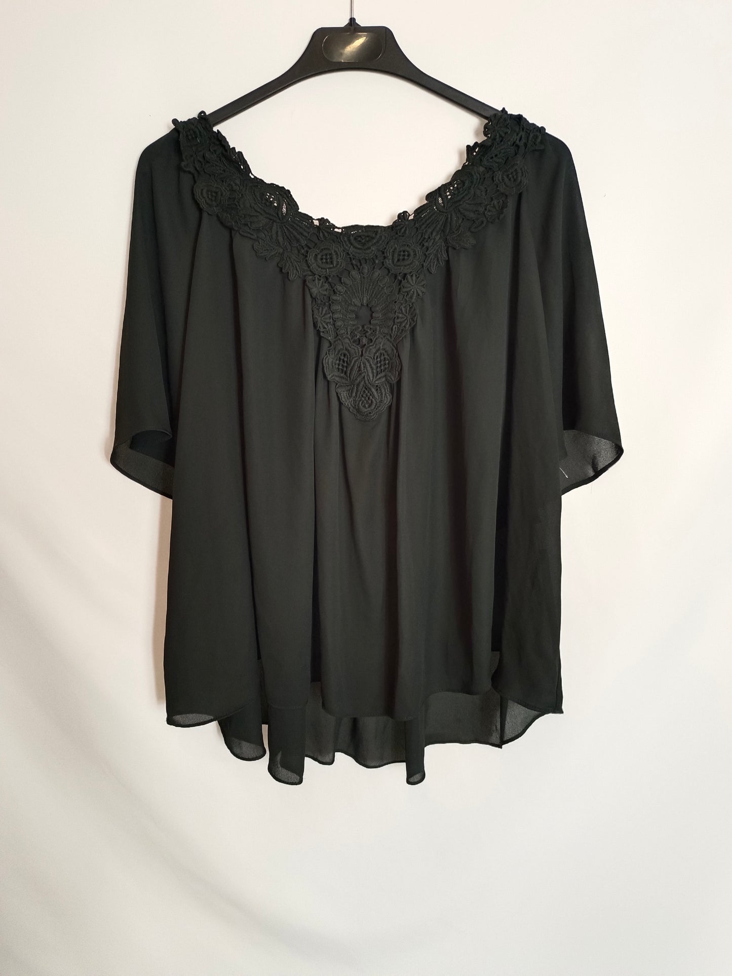 ZARA. Blusa negra fluida encaje T.s