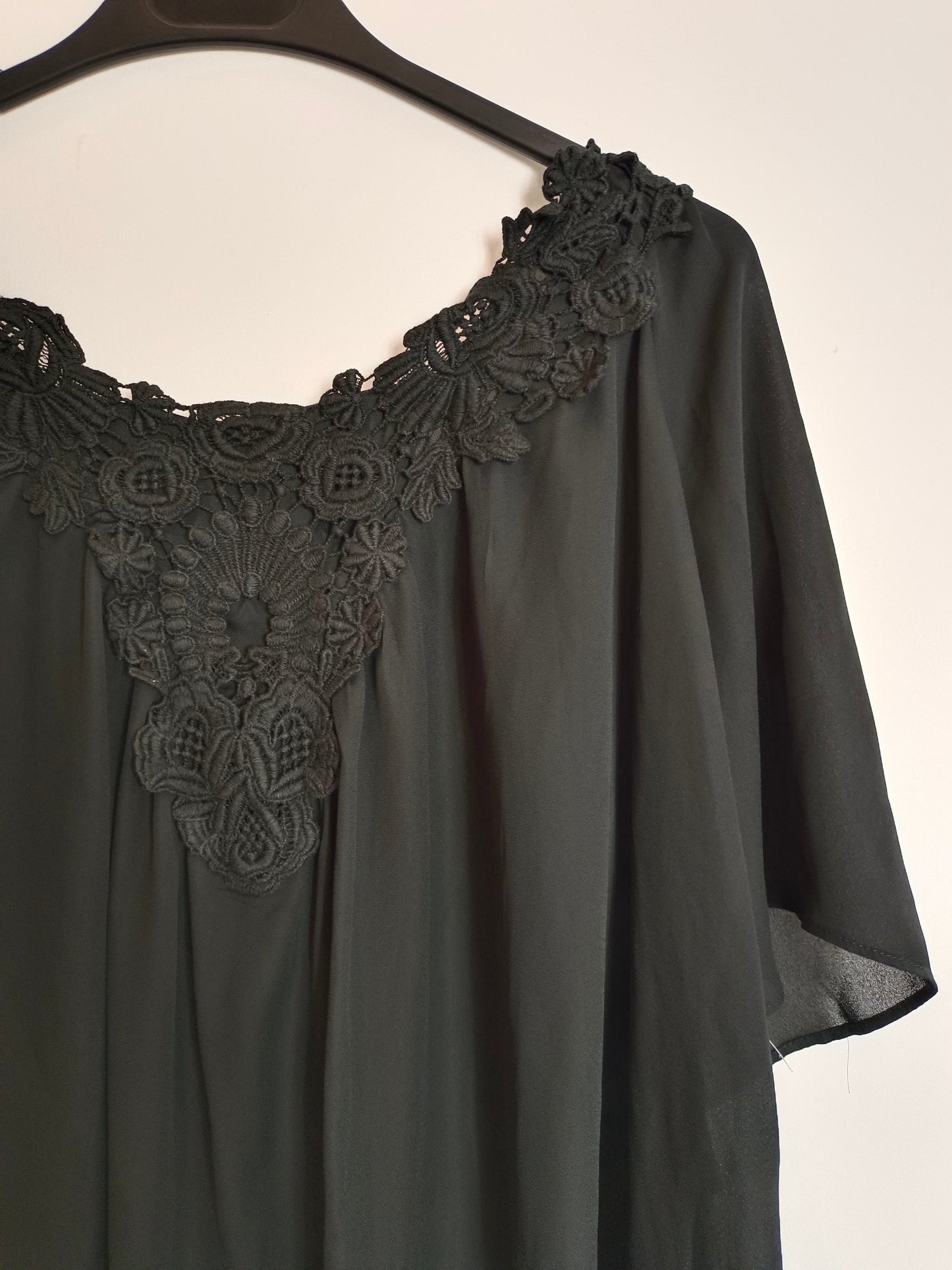 ZARA. Blusa negra fluida encaje T.s