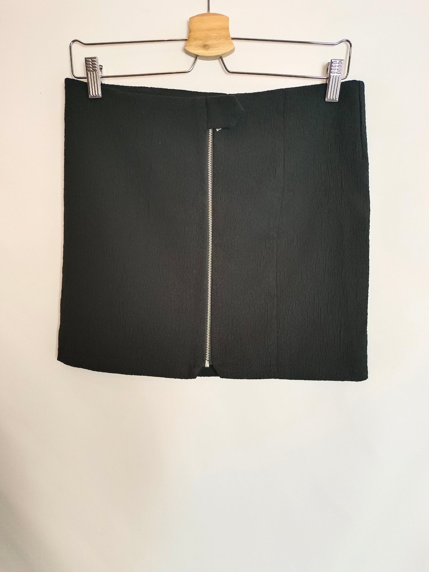 SPRINGFIELD. Black zip-up skirt, size 40
