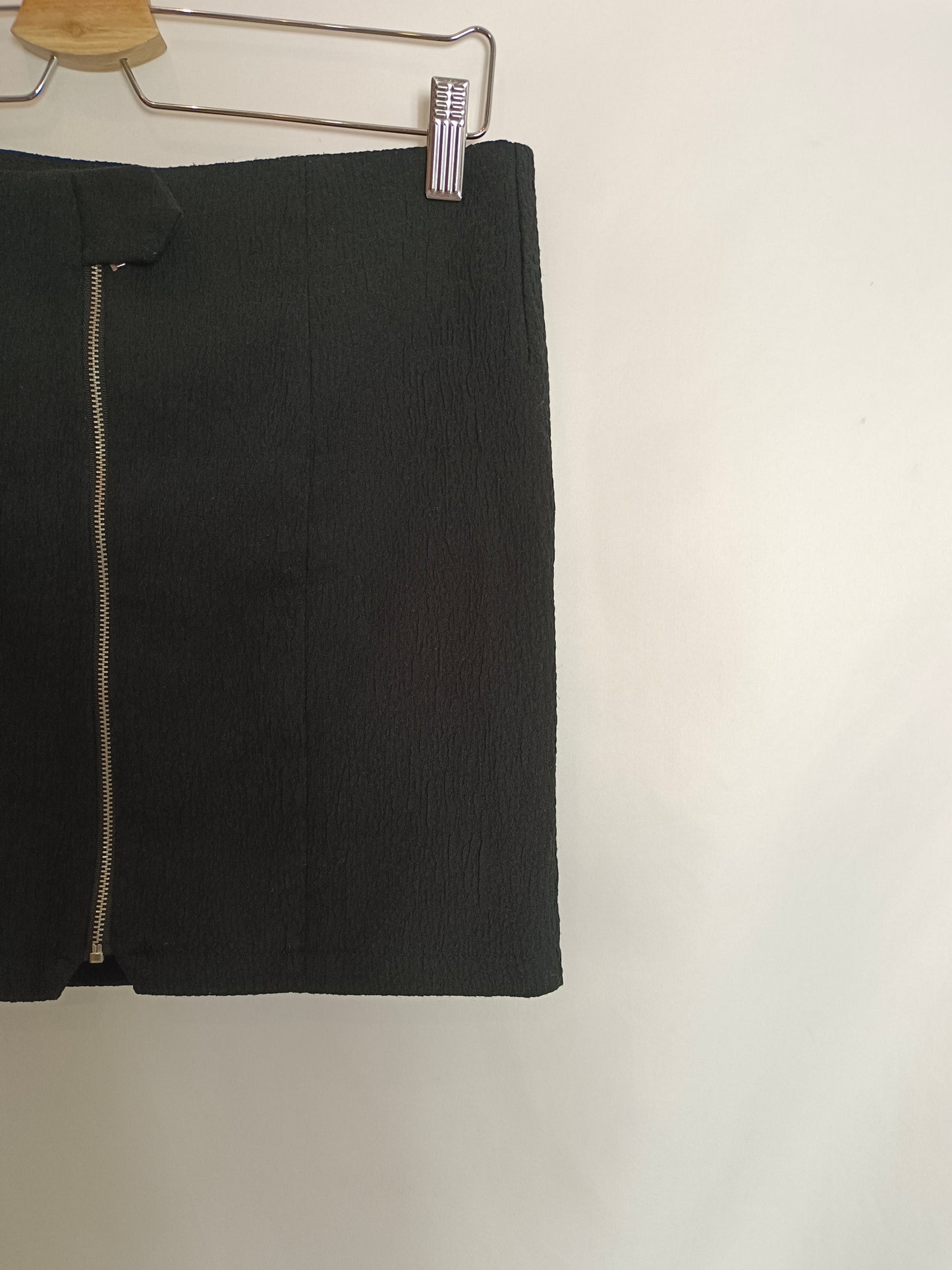 SPRINGFIELD. Black zip-up skirt, size 40