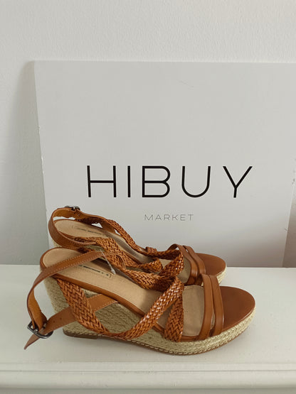 OYSHO. Cuñas trenzadas camel T.40