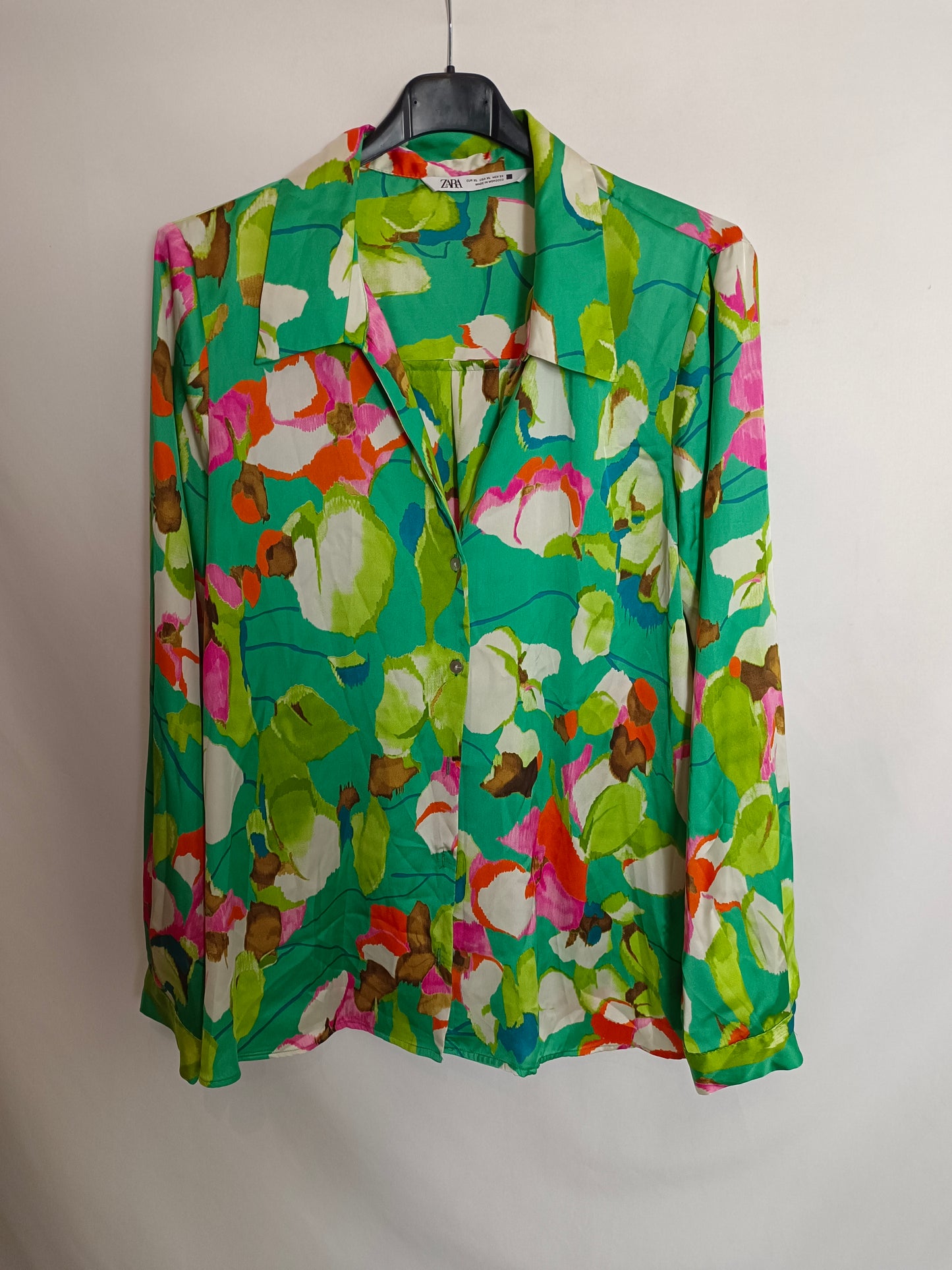 ZARA. Blusa verde flores T.xl