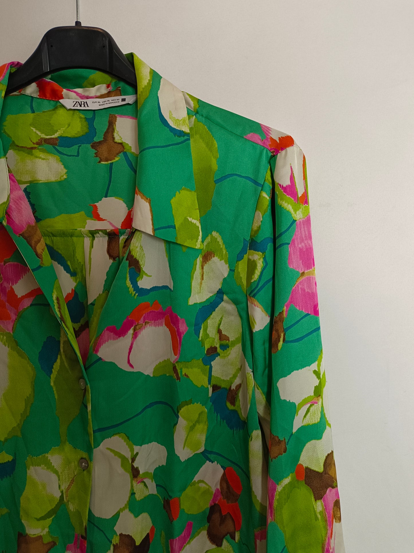 ZARA. Blusa verde flores T.xl