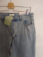 H&M. Pantalón denim "regular waist" T.42