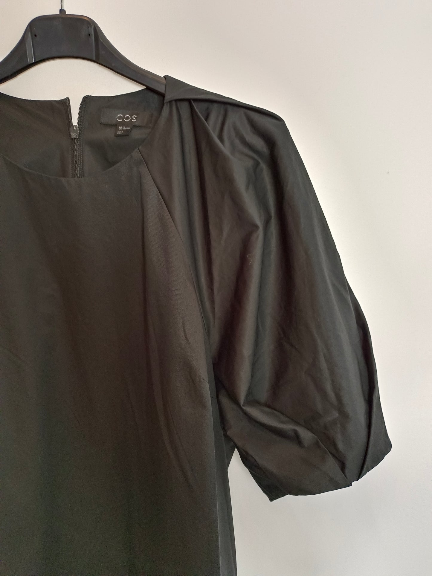 COS. Vestido negro midi T.44