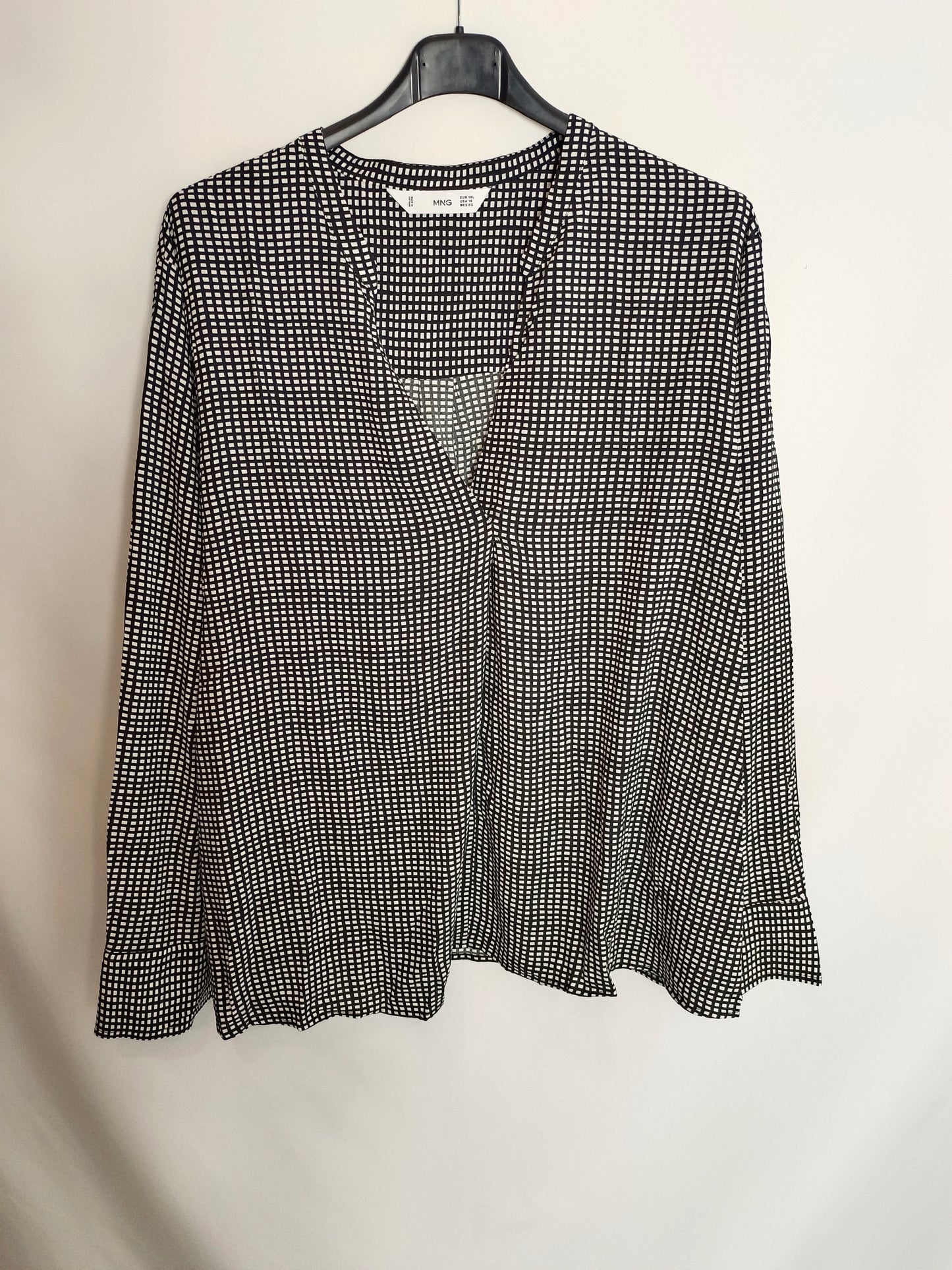 MANGO. Blusa cuadros negro y blanca T.xl
