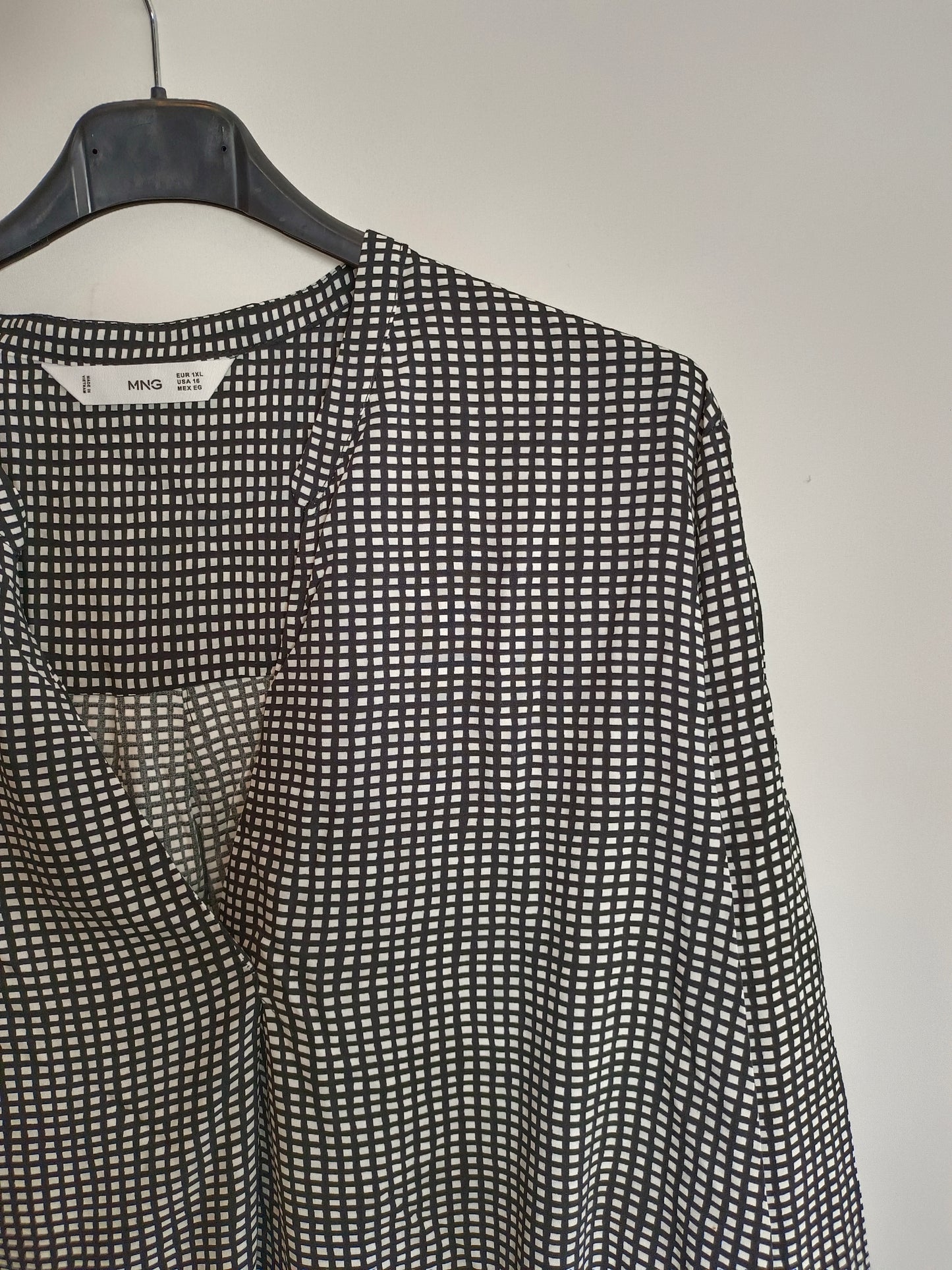 MANGO. Blusa cuadros negro y blanca T.xl