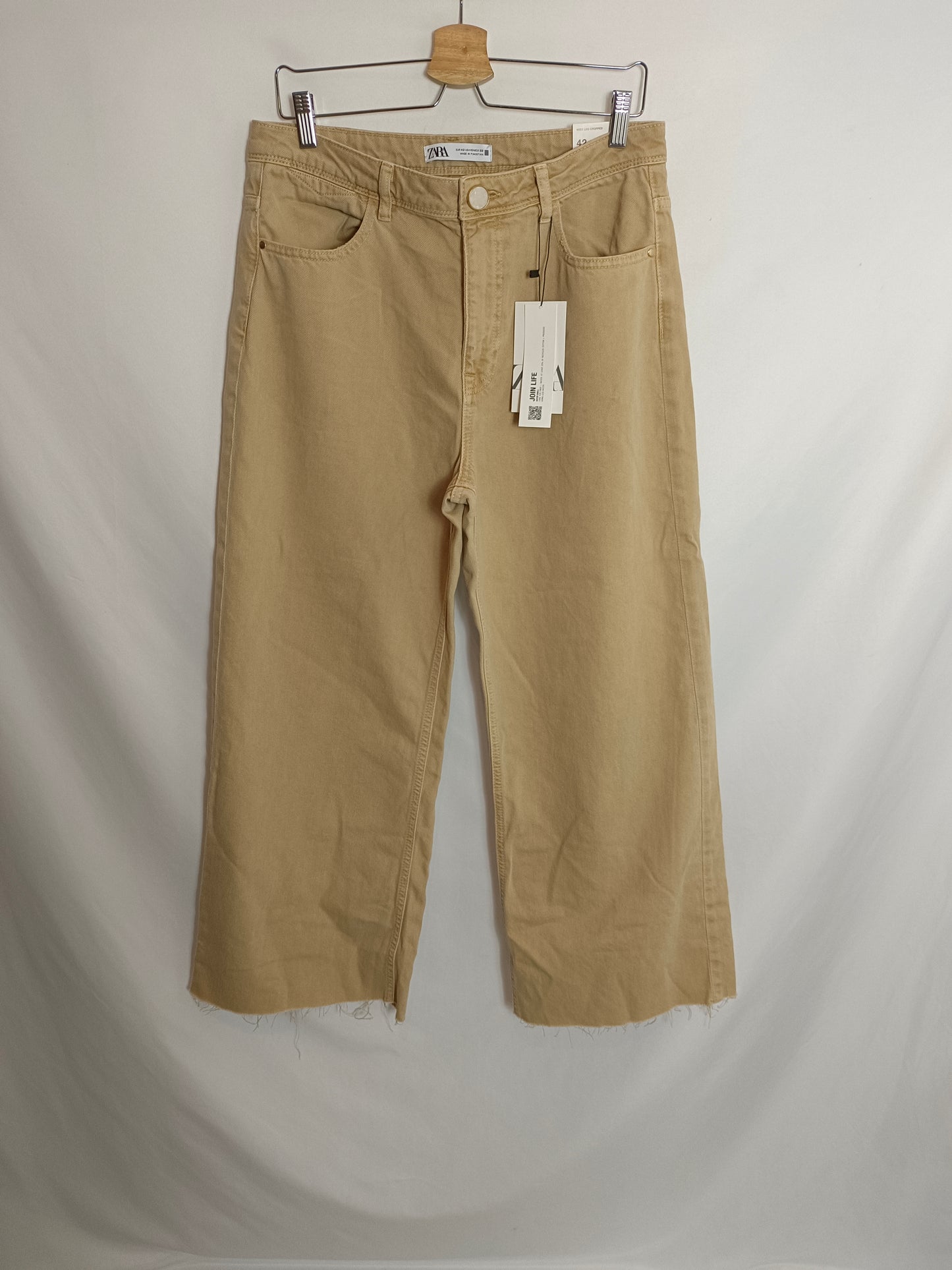 ZARA. Cropped beige trousers, size 42