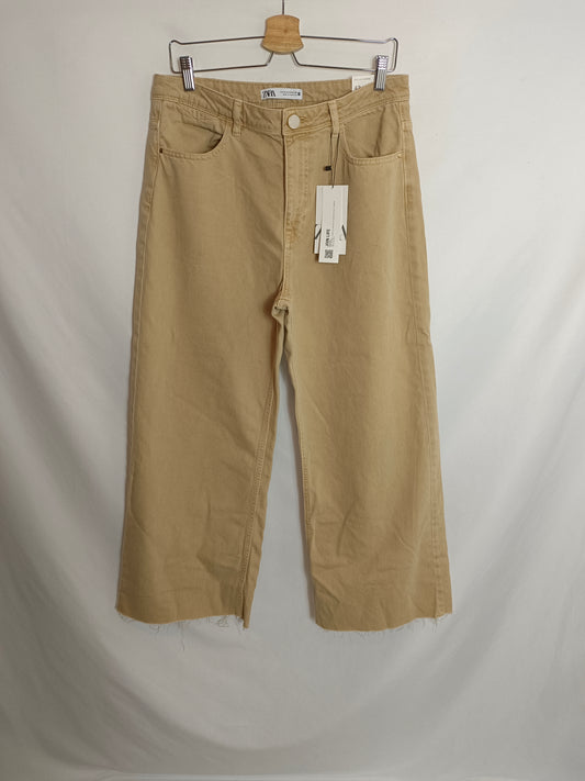ZARA. Cropped beige trousers, size 42
