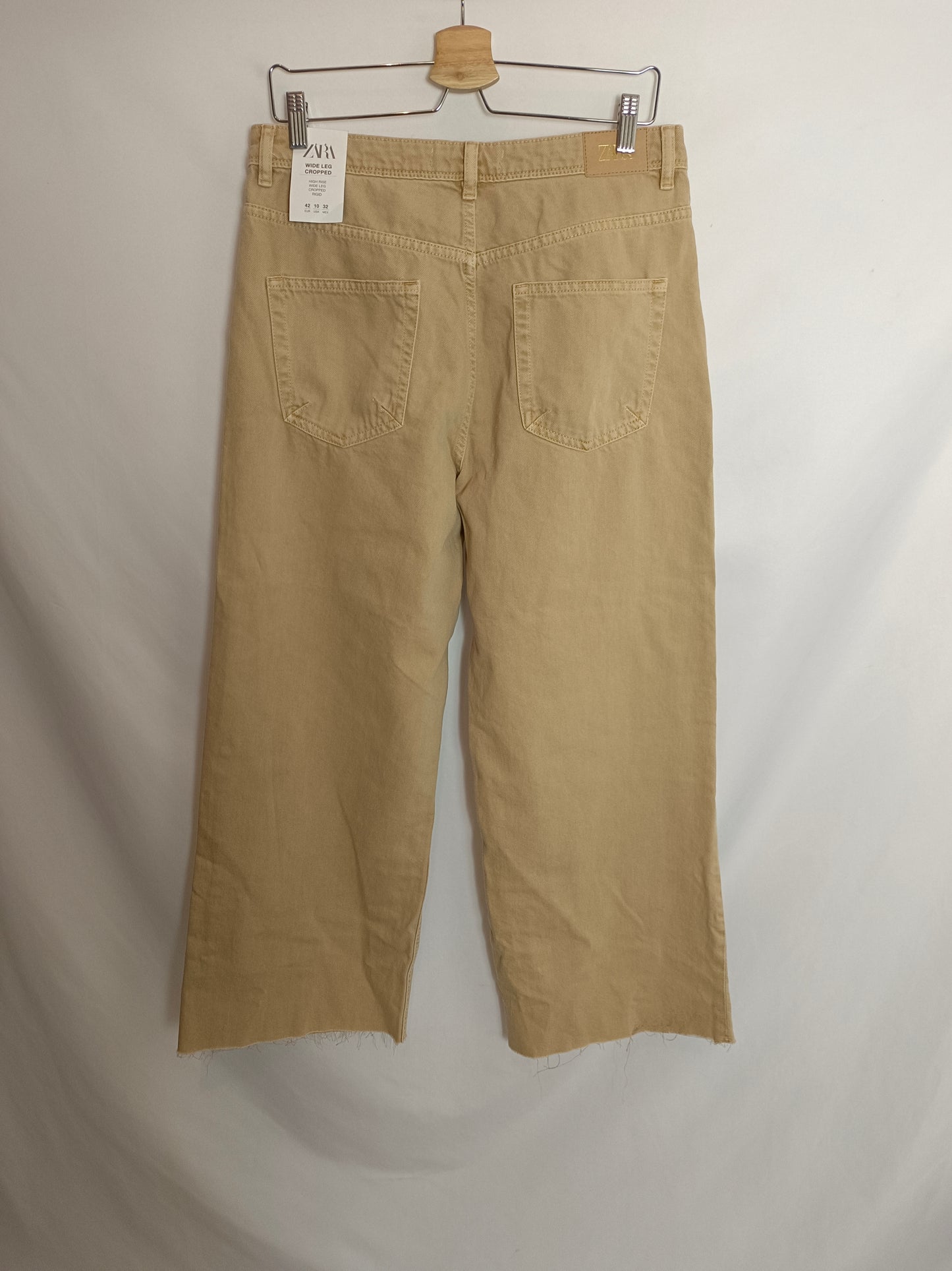 ZARA. Cropped beige trousers, size 42