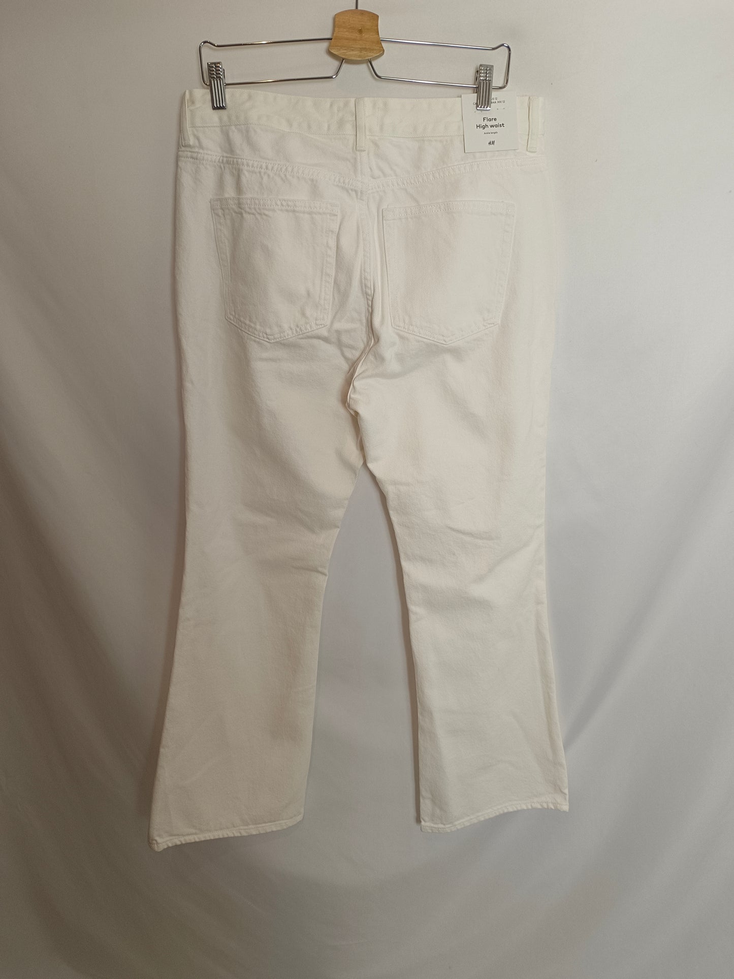 H&M. Pantalón denim blanco T.44