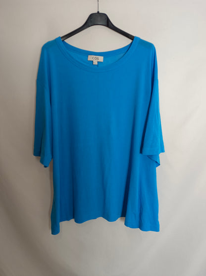 COS. Camiseta oversized azul T.l