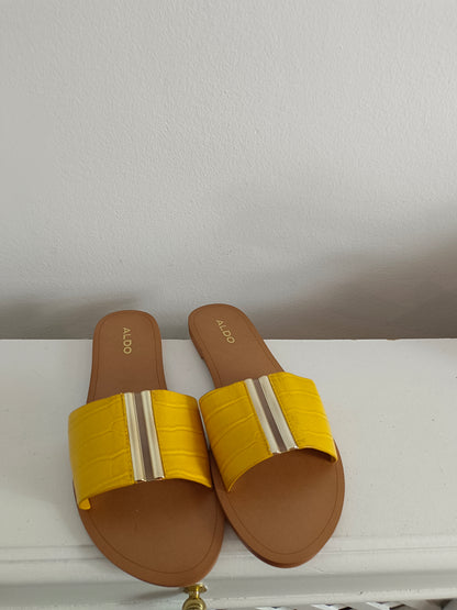 ALDO. Sandalias amarillas  T.37