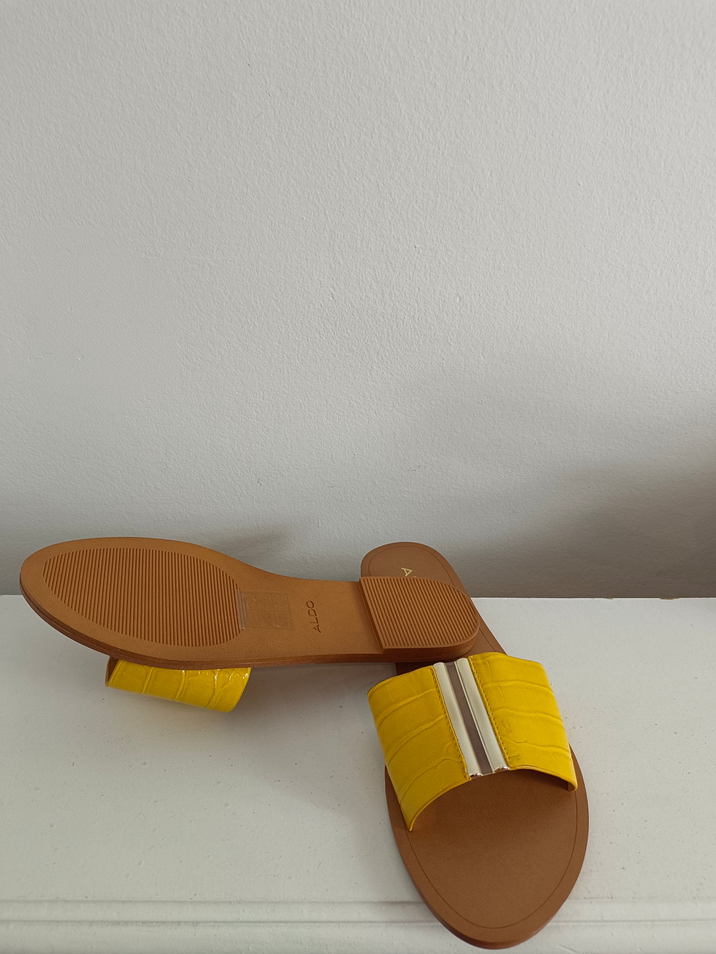 ALDO. Sandalias amarillas  T.37