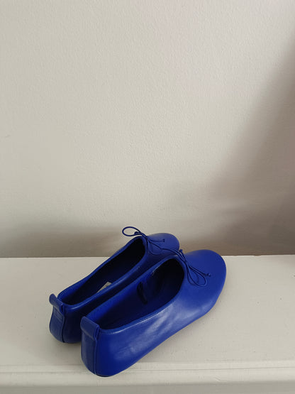 ZARA. Bailarina azul klein T.37