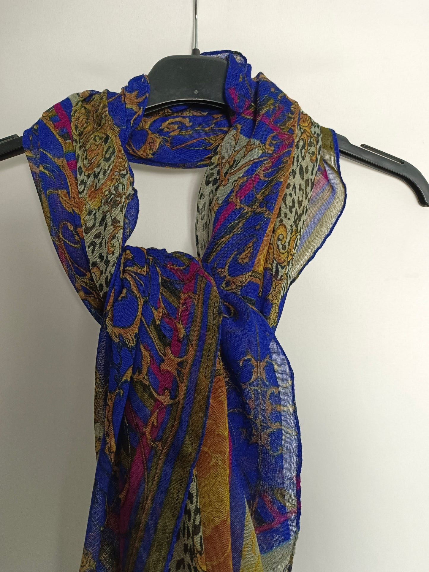 OTRAS. Fular azul estampado