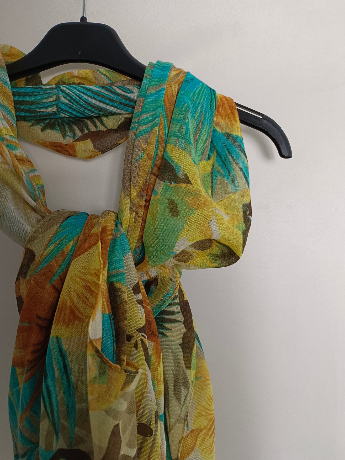 OTRAS. Fular hojas tonos tierra