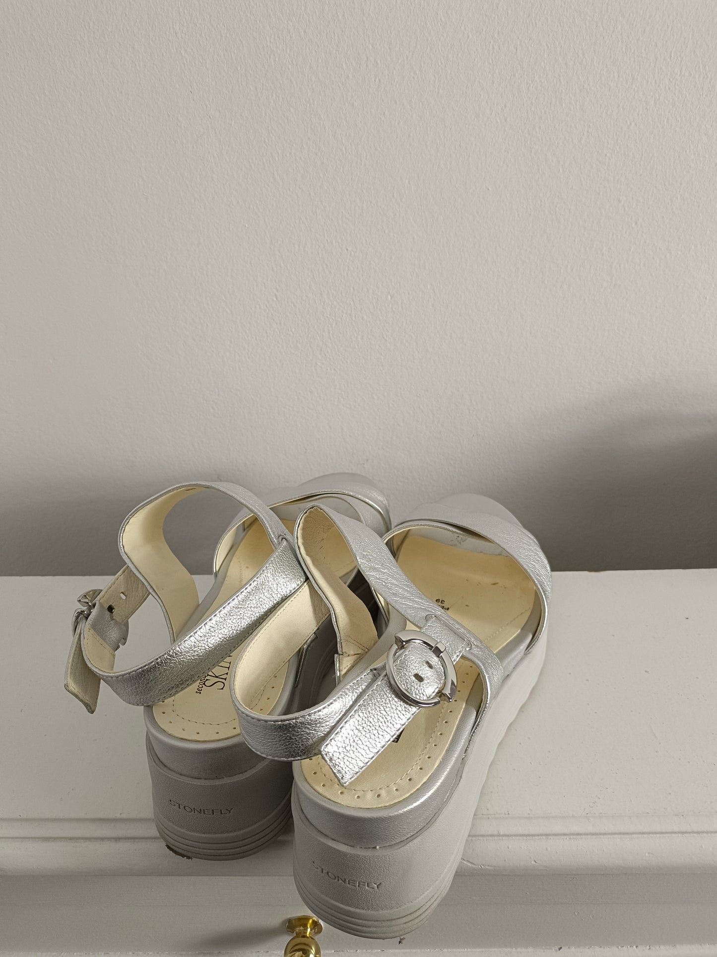 STONEFLY. Sandalia plateada T.39