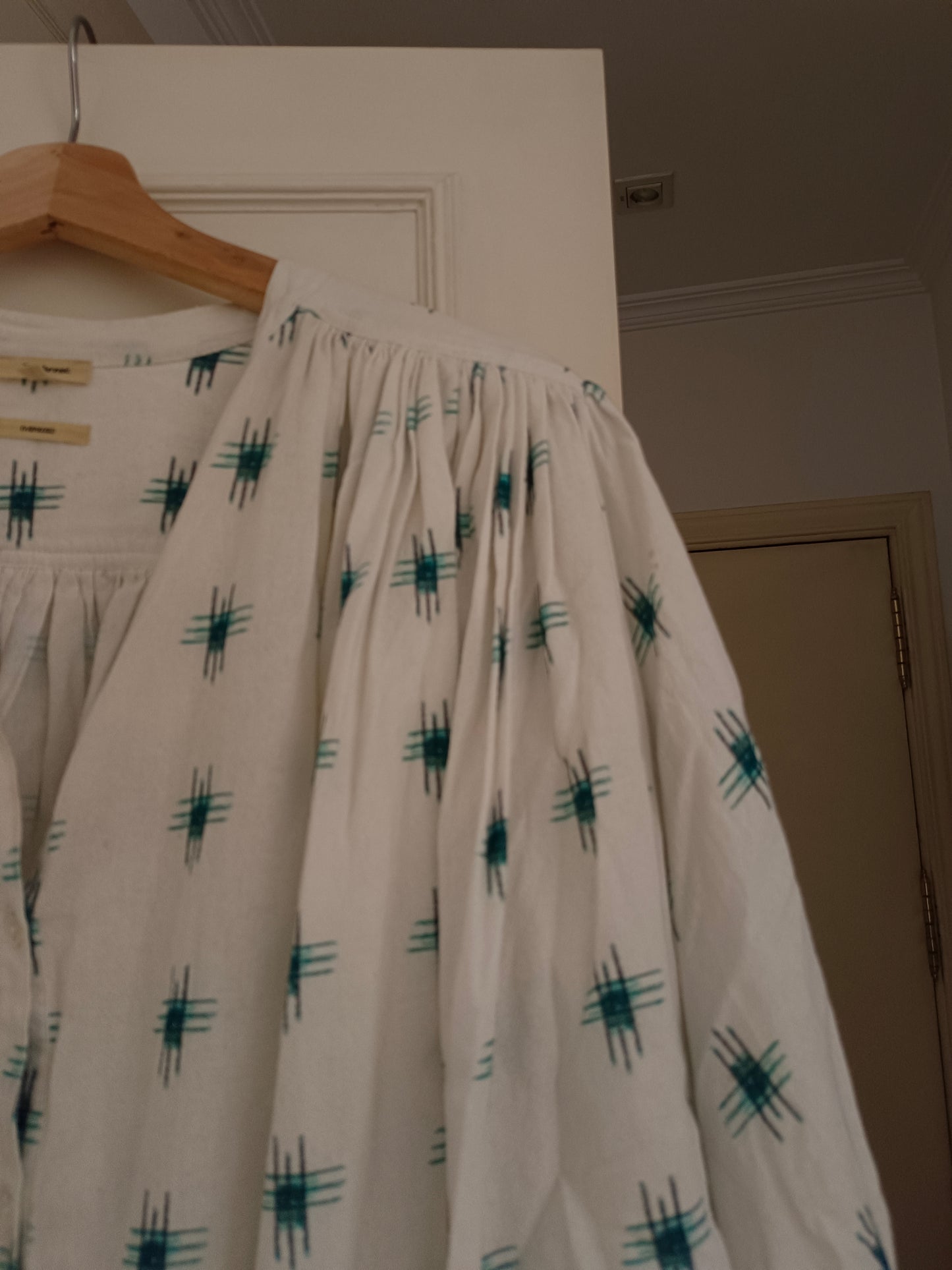 BELLEROSE. blusa beige estampada T.s