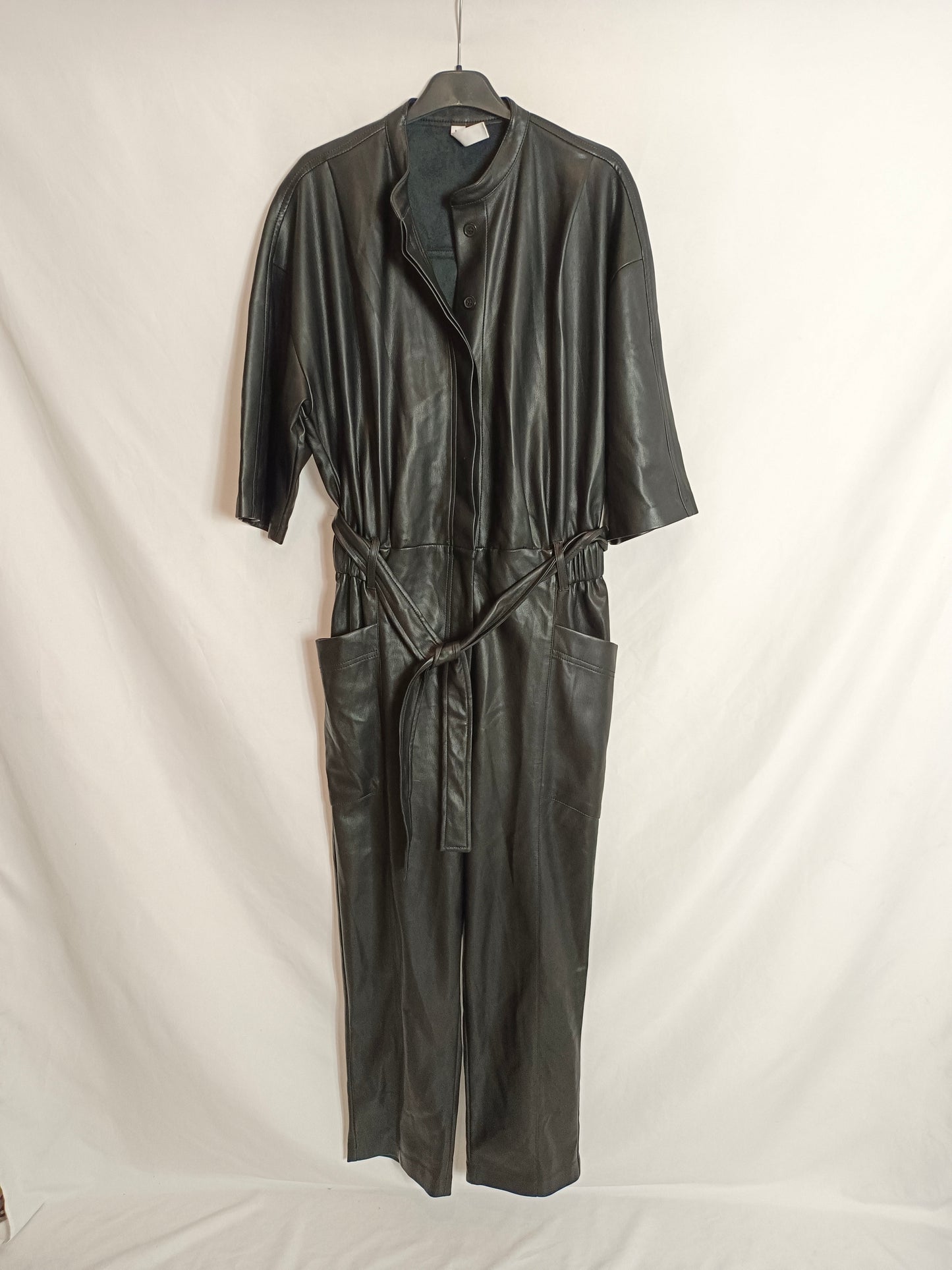 MANGO. Mono negro efecto piel T.s