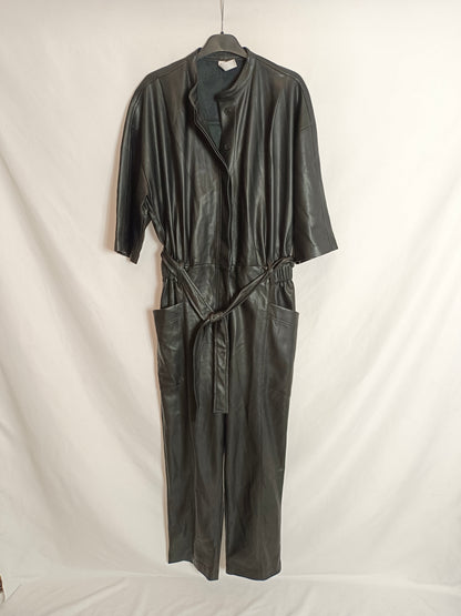 MANGO. Mono negro efecto piel T.s