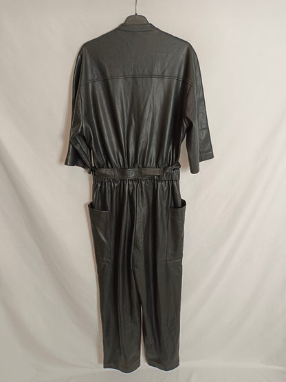 MANGO. Mono negro efecto piel T.s