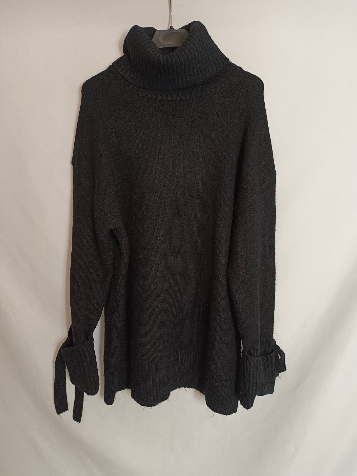 ZARA. Black sweater with bow and T-sleeves
