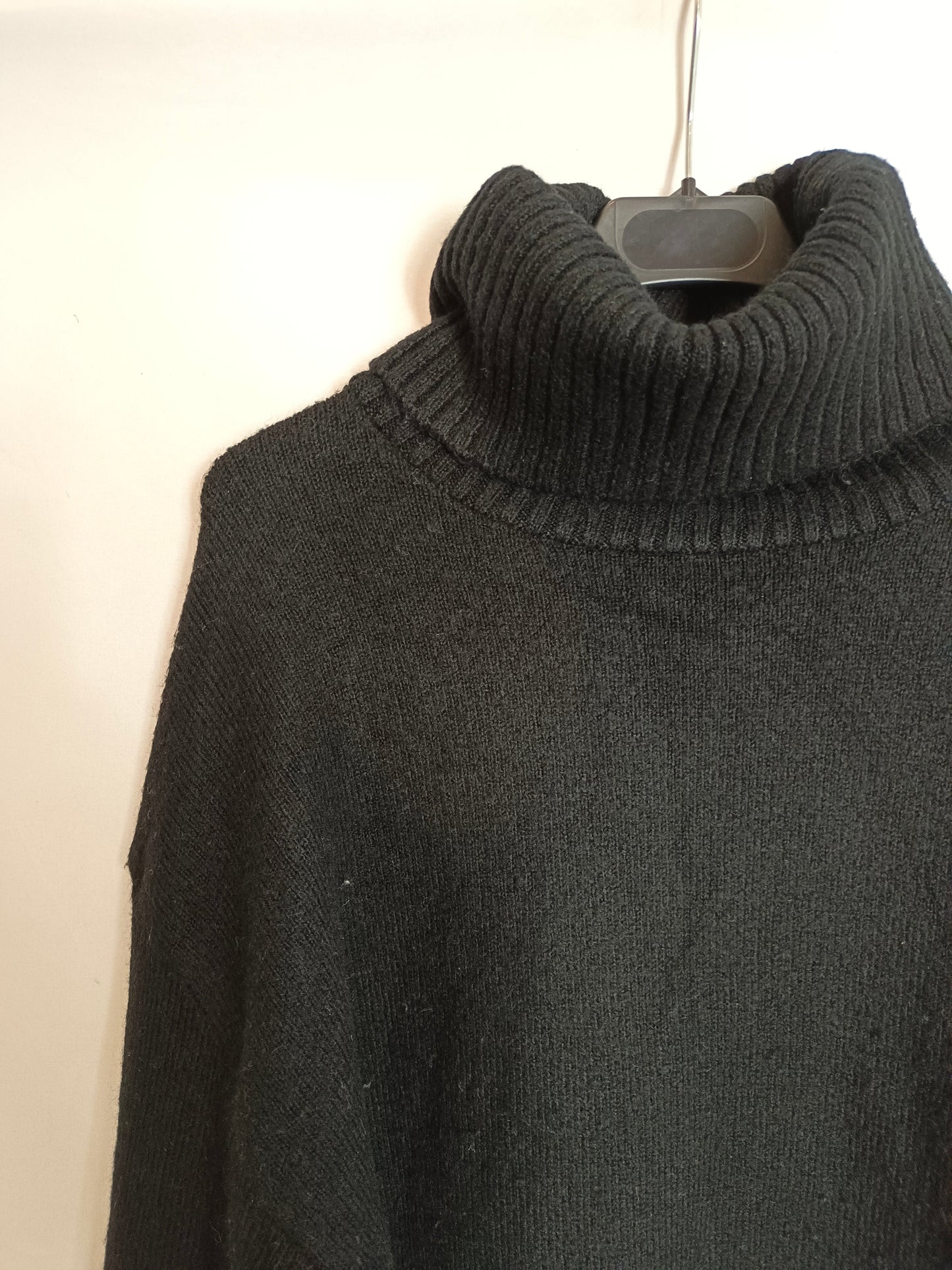 ZARA. Black sweater with bow and T-sleeves