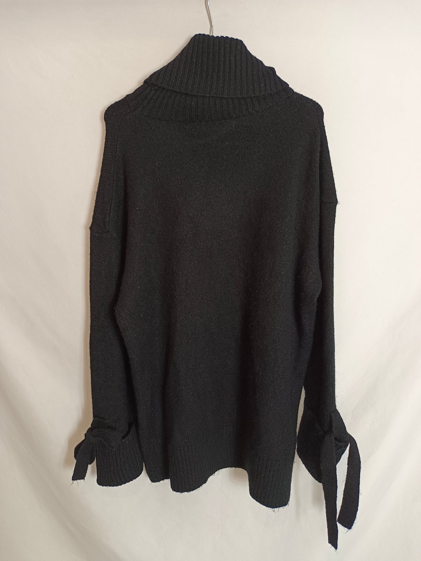 ZARA. Black sweater with bow and T-sleeves