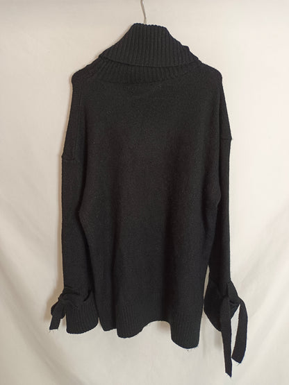 ZARA. Black sweater with bow and T-sleeves