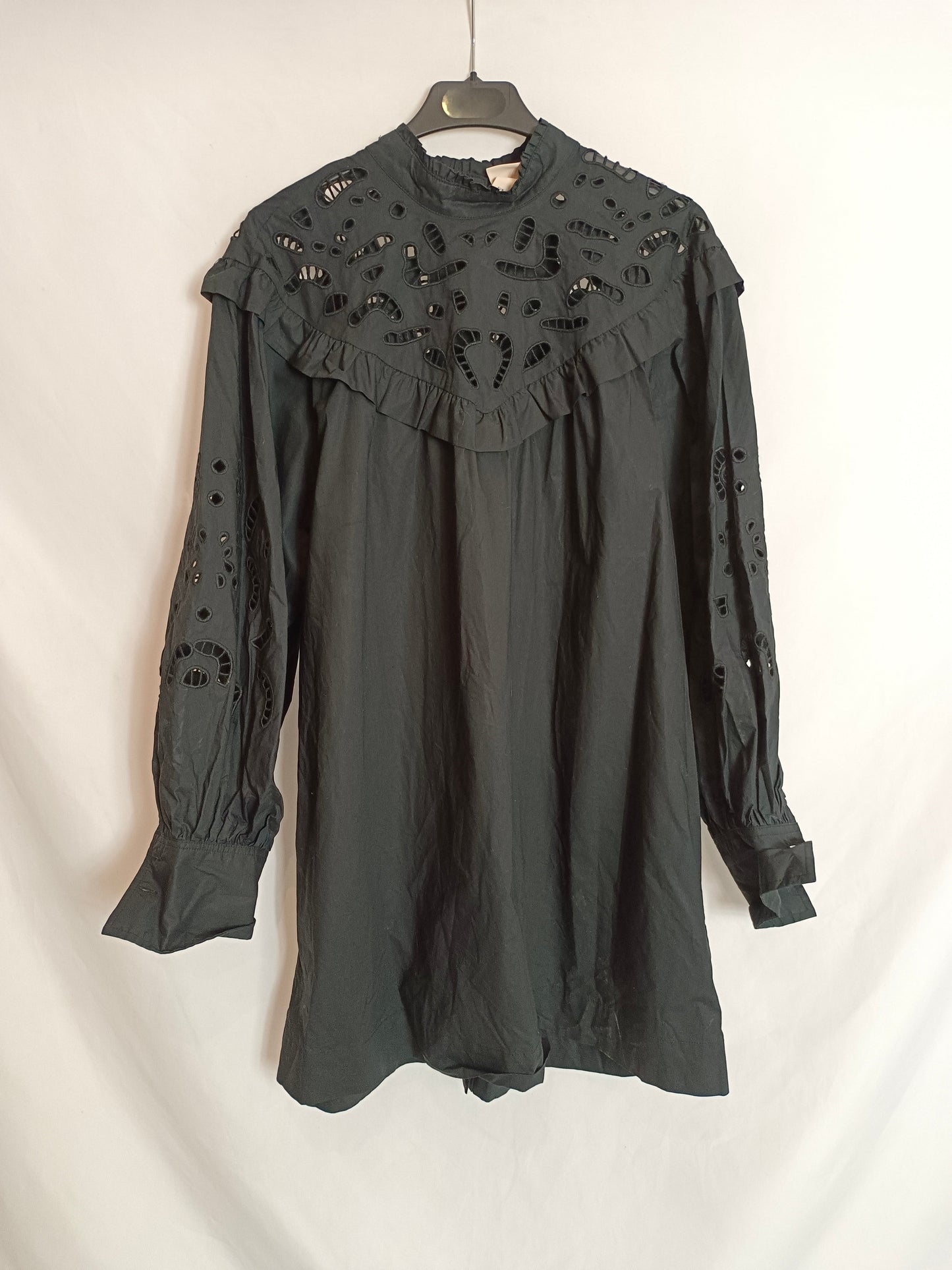 H&amp;M. Black dress with a die-cut neckline T.xs