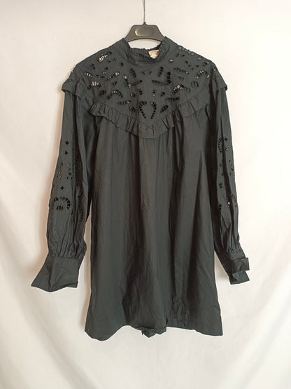 H&amp;M. Black dress with a die-cut neckline T.xs