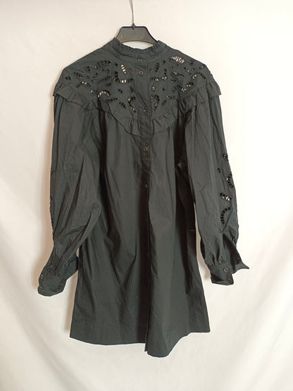 H&amp;M. Black dress with a die-cut neckline T.xs