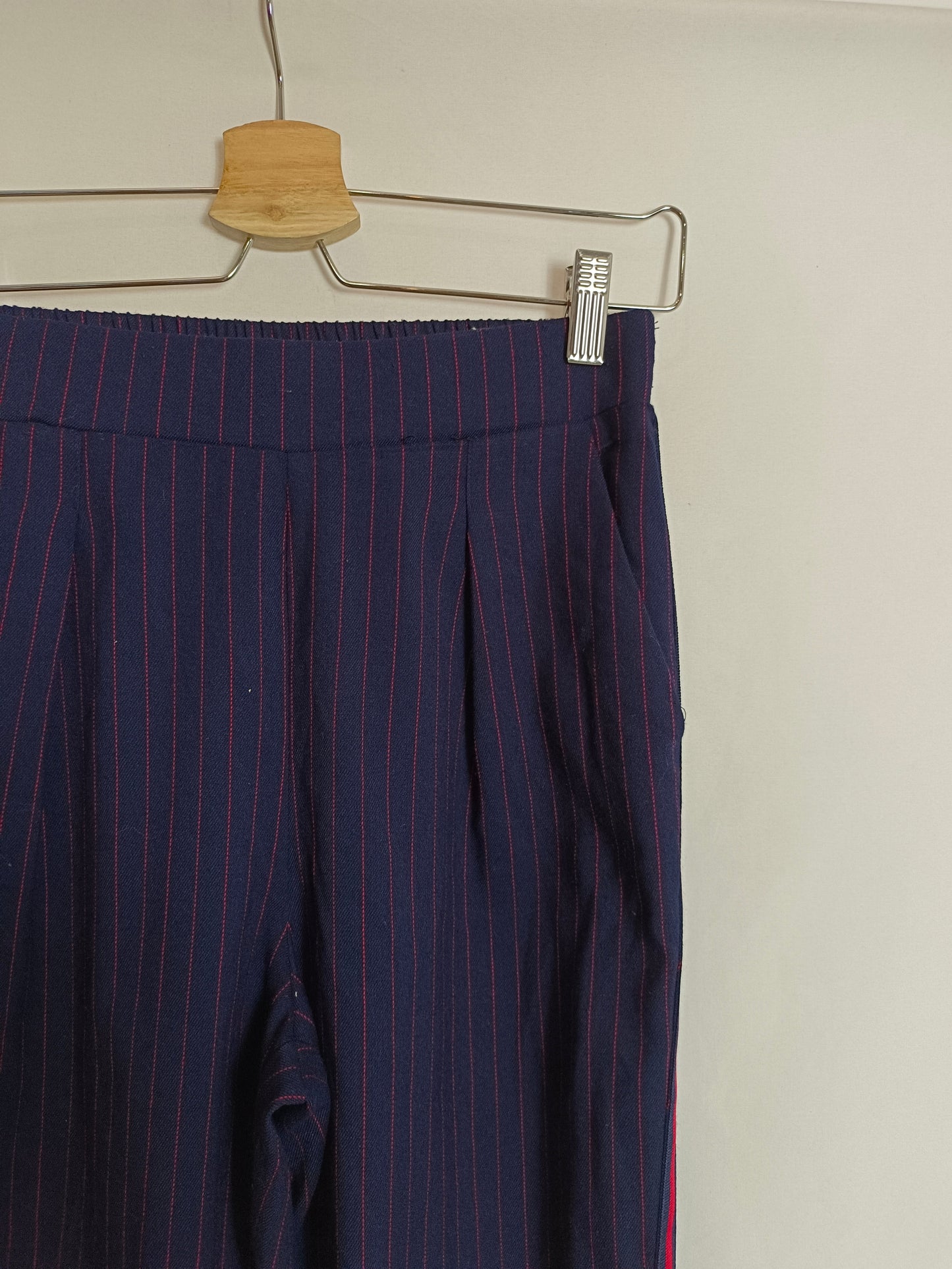 OTRAS. Pantalón azul rayas rojas Tu(34)