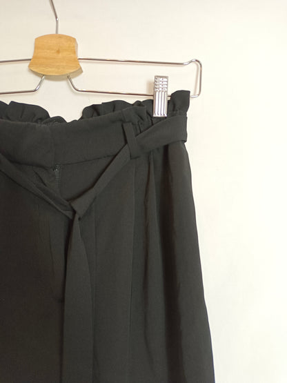 H&M. Pantalón corto negro fluido T.40(s)