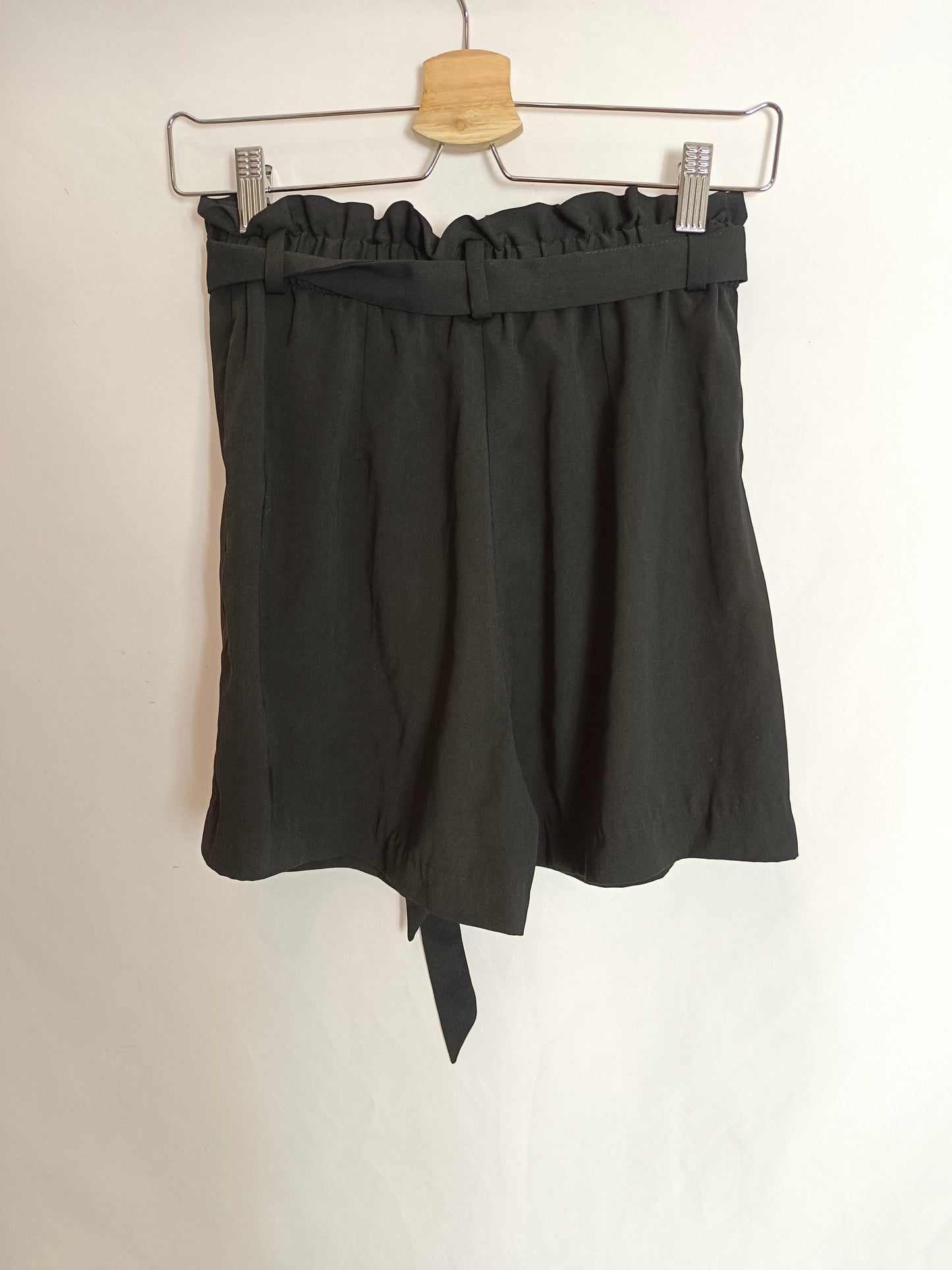 H&M. Pantalón corto negro fluido T.40(s)
