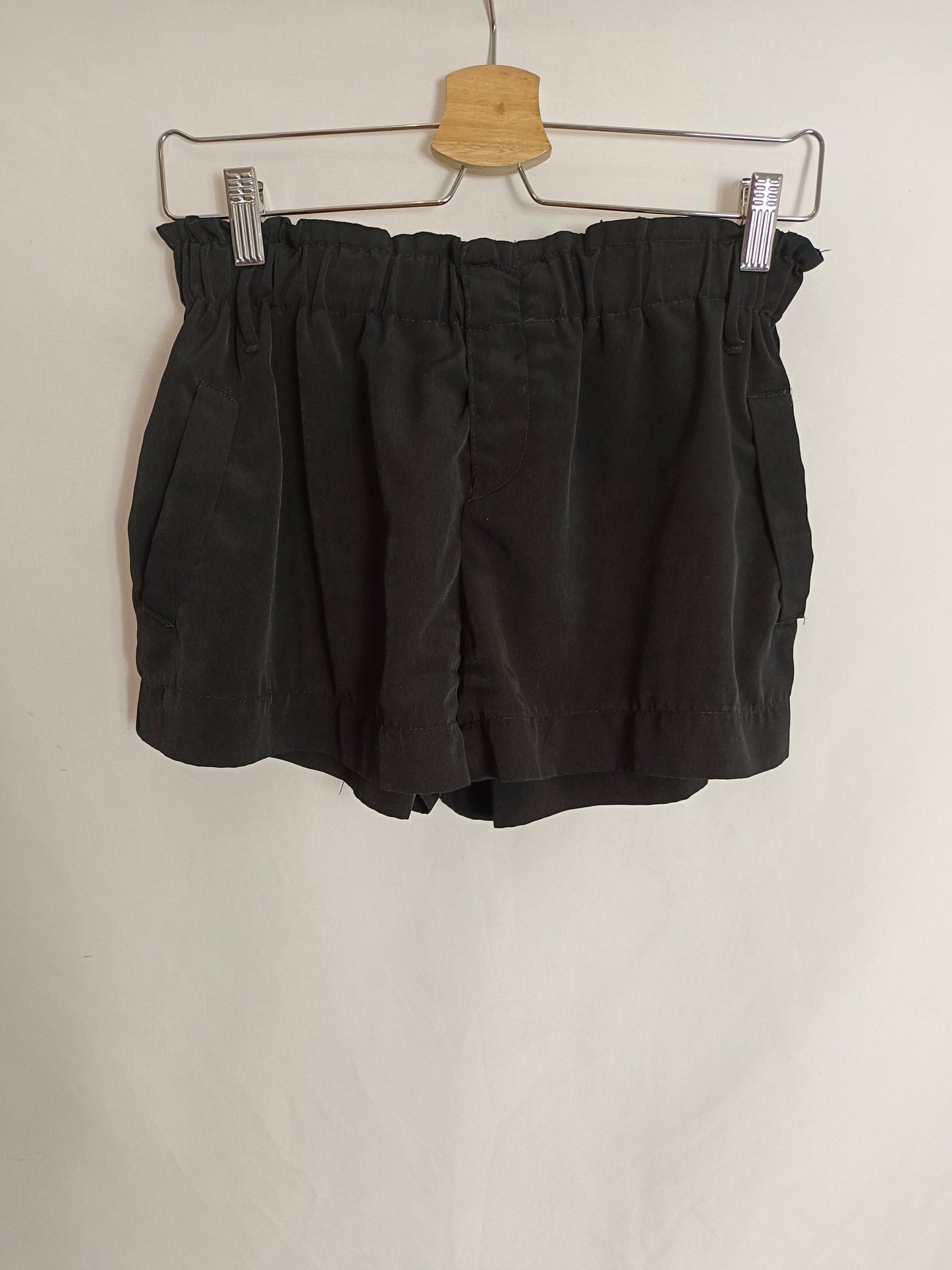 STRADIVARIUS. Shorts negros fluido T.m