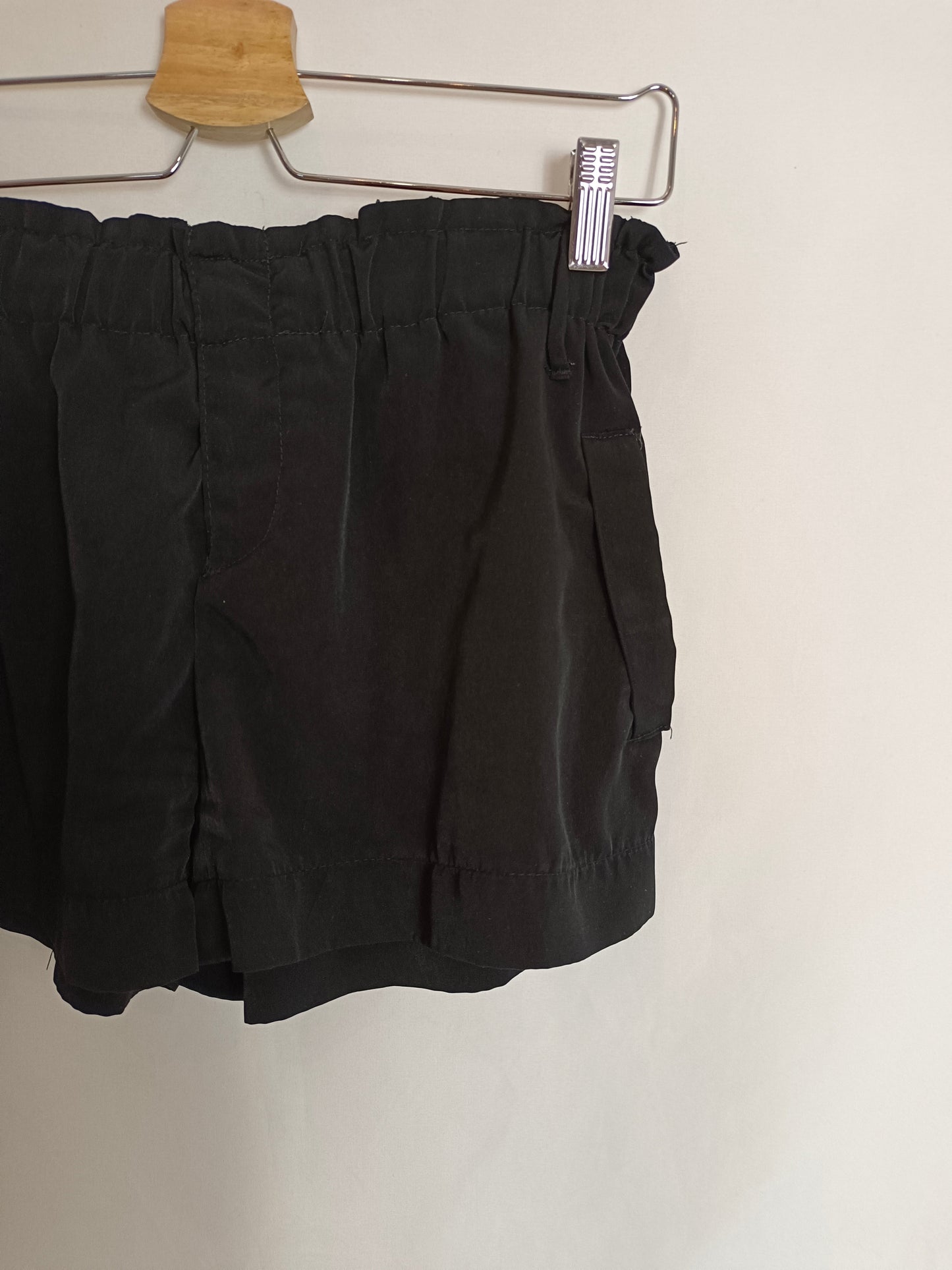 STRADIVARIUS. Shorts negros fluido T.m