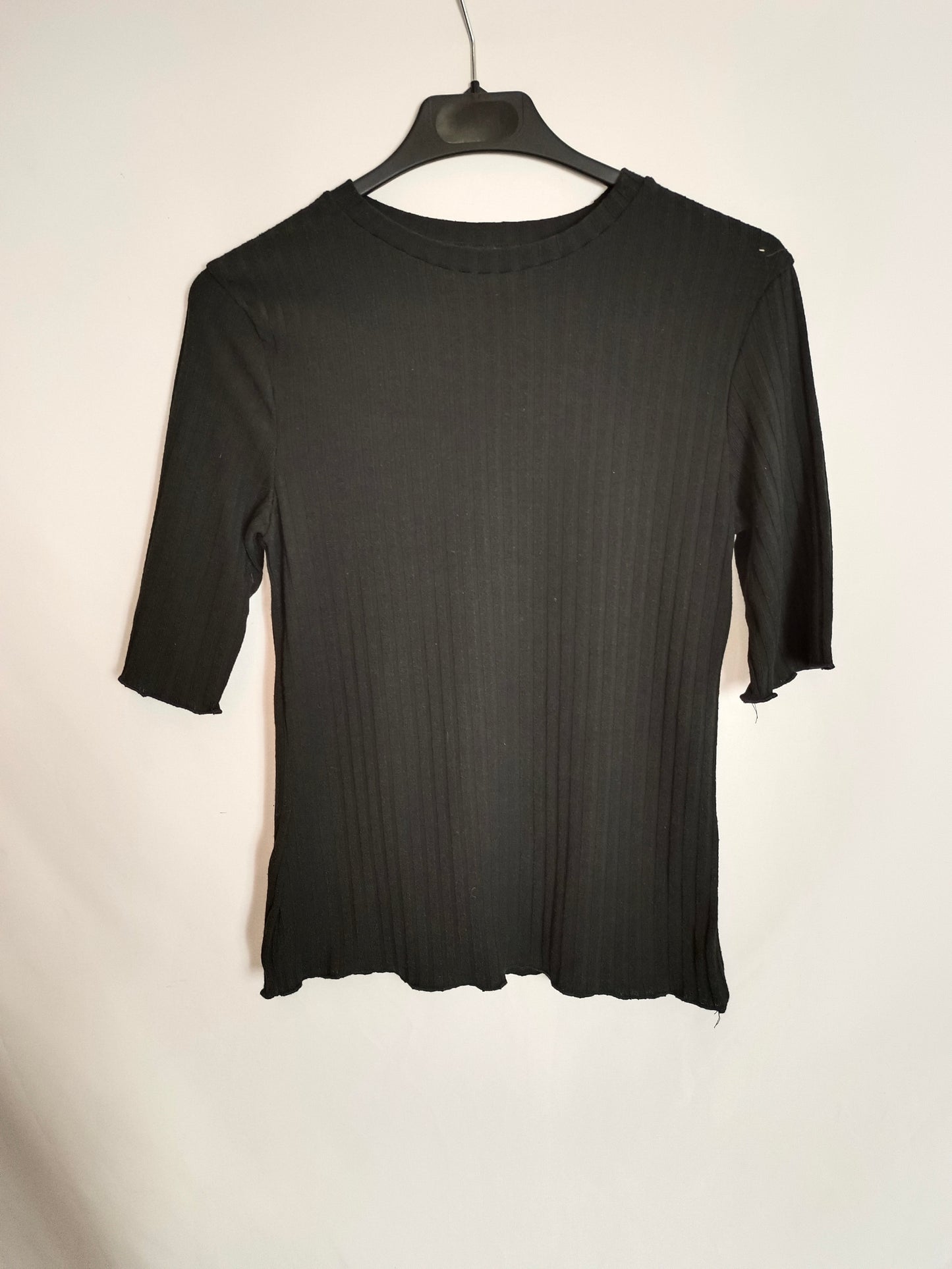 ZARA. Camiseta negra canalé T.m