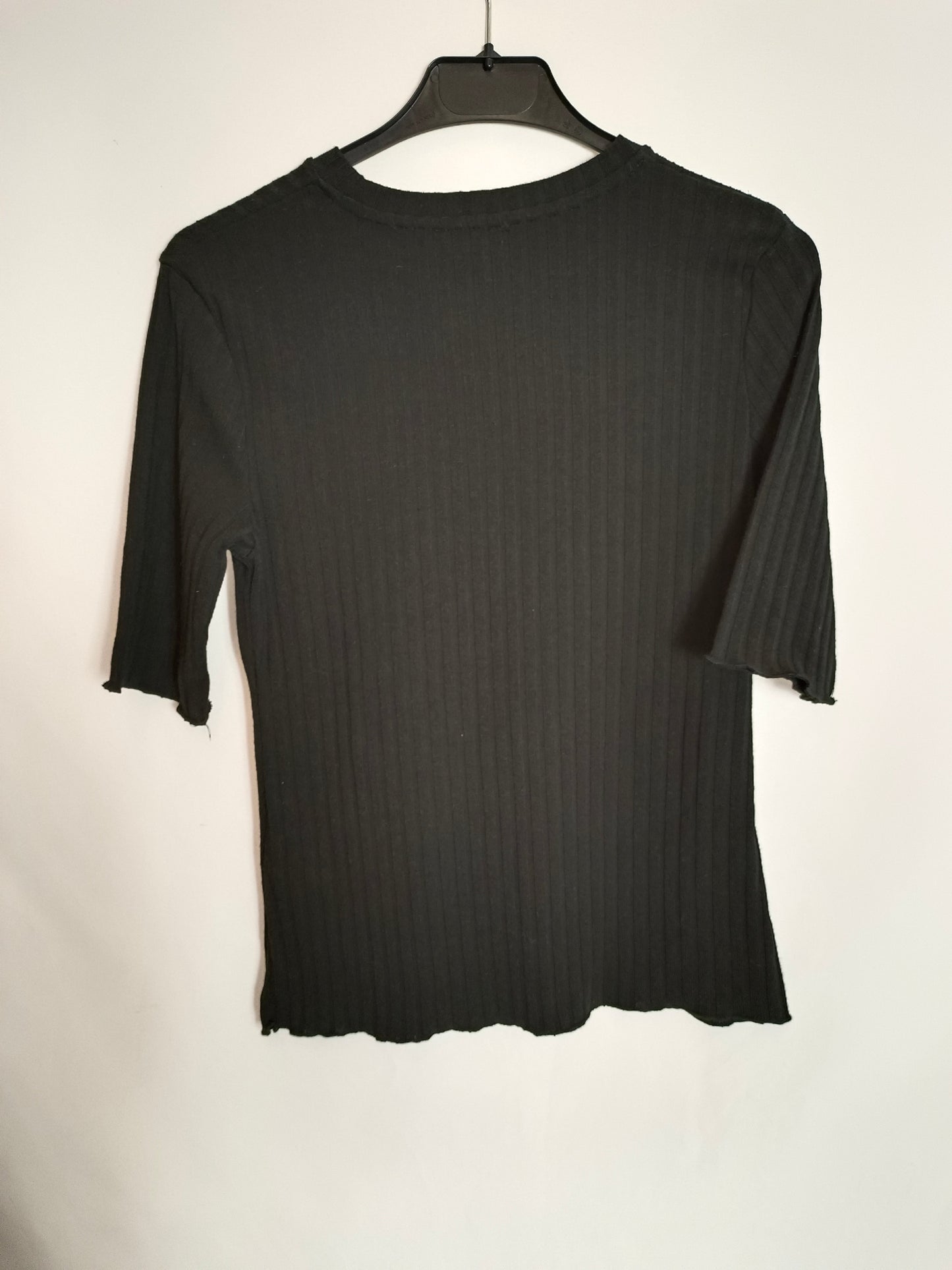 ZARA. Camiseta negra canalé T.m