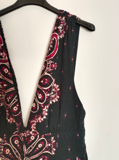 FREE PEOPLE. Mono negro flores T.xs