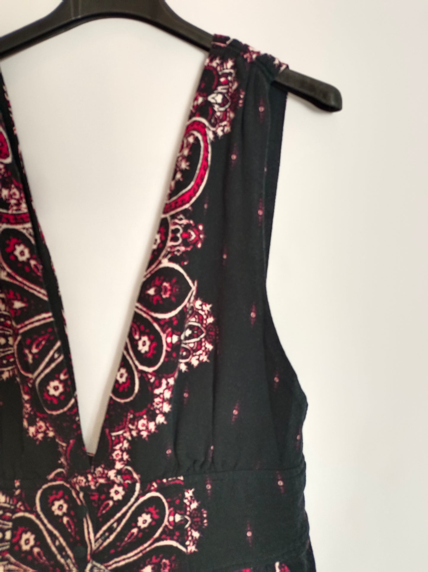 FREE PEOPLE. Mono negro flores T.xs