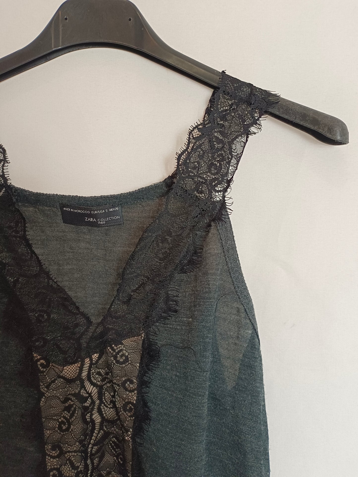 ZARA. Top gris encaje T.s