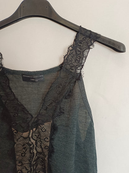 ZARA. Top gris encaje T.s