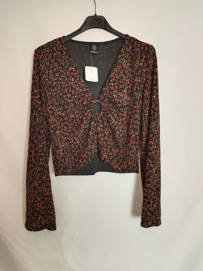 URBAN OUTFITERS. Top negro flores T.s